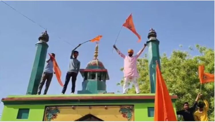 प्रयागराज में सालार गाजी की दरगाह पर भड़का बवाल, गुंबद पर फहराए भगवा झंडे; जानें क्या है मामला