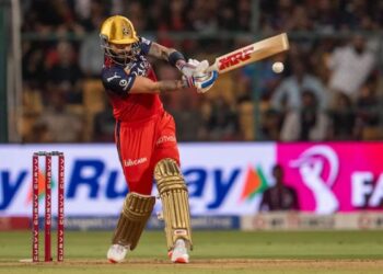 विराट कोहली ने रचा इतिहास, बाबर आजम को पीछे छोड़कर हासिल की खास उपलब्धि