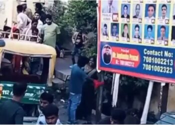 ई-रिक्शा बेच पति पी गया शराब, पत्नी ने खंभे से बांधा; फिर चप्पलों से पीटा