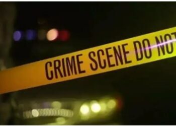 मोबाइल पर बात करती पकड़ी गई बड़ी बेटी, पिता ने छोटी को भी पीटा… फिर फंदे से झूल गईं दोनों बहनें