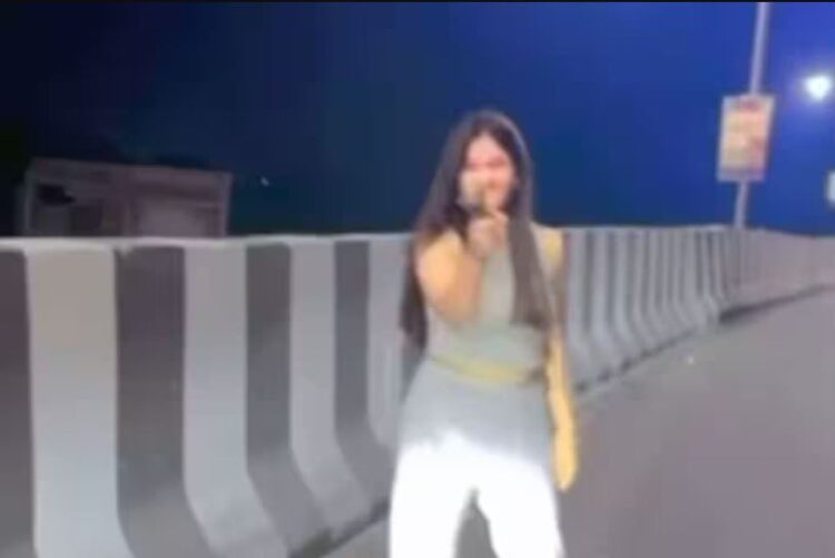 कौशांबी में हाईवे पर बीयर की बोतल फोड़ते युवती का वीडियो वायरल, दे रही थी बड़ी दुर्घटना को दावत