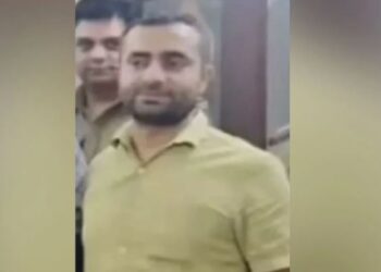 पथराव-फायरिंग… अपराधी को पकड़ने आई नोएडा पुलिस की टीम पर हमला, कांस्टेबल को लगी गोली, मौत