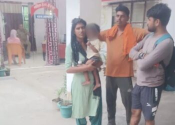 नीले ड्रम का डर! पति ने खुद पत्नी को प्रेमी को सौंपा, थाने में दोनों को दिया आशीवार्द; कहा- अब साथ रहो