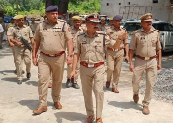शख्स ने पत्नी की ईंट से कूंच कर की हत्या, गला काटा और फिर छत से फेंक दिया नीचे