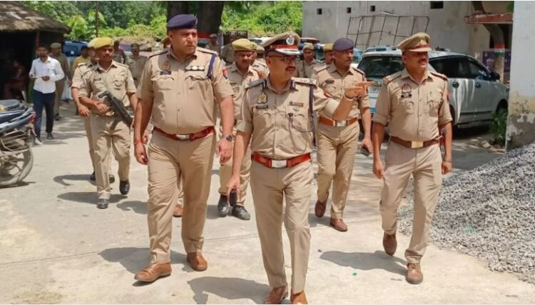 शख्स ने पत्नी की ईंट से कूंच कर की हत्या, गला काटा और फिर छत से फेंक दिया नीचे