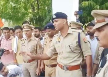 अलीगढ़ के मीट कांड पर हिंदू संगठनों का फूटा गुस्सा, SSP कार्यालय में किया प्रदर्शन