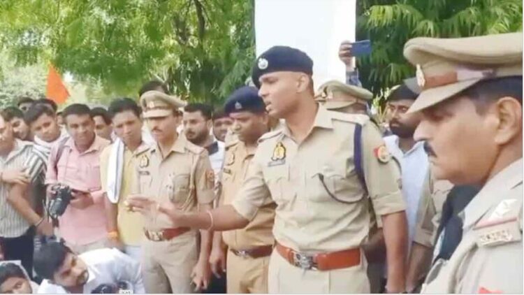 अलीगढ़ के मीट कांड पर हिंदू संगठनों का फूटा गुस्सा, SSP कार्यालय में किया प्रदर्शन