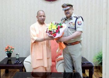 कार्यभार स‍ंभालने के बाद CM योगी आदित्यनाथ से मिले डीजीपी राजीव कृष्णा, आगे बढ़ने को प्रतिबद्ध