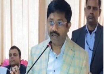 ग्रेटर नोएडा भूमि घोटाले पर बड़ा एक्शन, बिना अधिग्रहण जमीन आवंटित करने पर 3 अधिकारी निलंबित